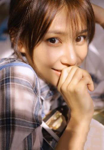 高清女星冯若绮红色性感靓丽写真图片第2张
