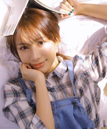 高清女星冯若绮红色性感靓丽写真图片第3张