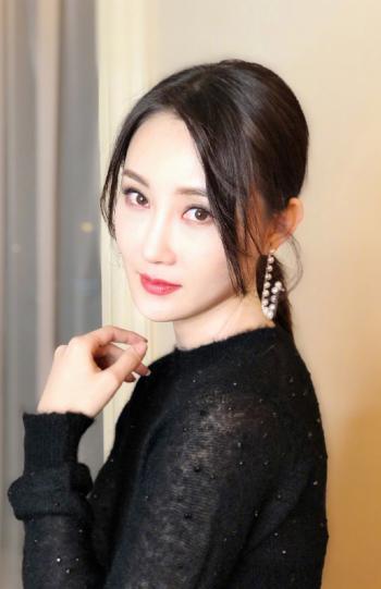 中国内地辽宁省大连女演员林鹏休闲率性时尚街拍图片第2张
