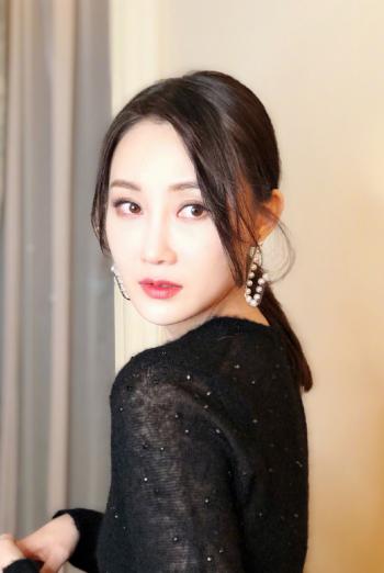 中国内地辽宁省大连女演员林鹏休闲率性时尚街拍图片第3张