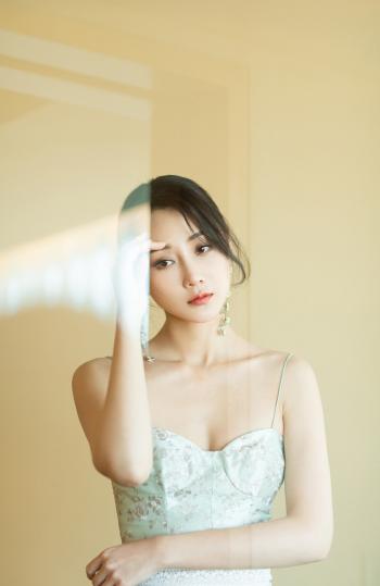 中国内地辽宁省大连女演员林鹏休闲率性时尚街拍图片第0张
