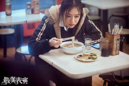 秦岚COSMO时尚美丽盛典优雅写真图片第4张