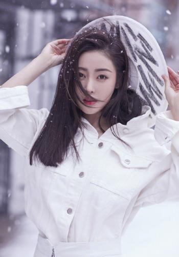 校花美女学生妹冬季雪景养眼迷人写真图片第0张