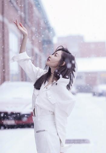 校花美女学生妹冬季雪景养眼迷人写真图片第2张