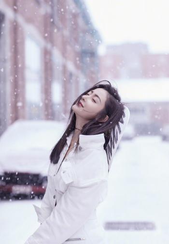 校花美女学生妹冬季雪景养眼迷人写真图片第3张