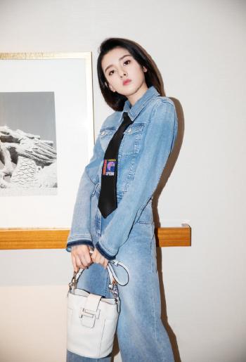 中国北京当代95后女演员小哪吒宋祖儿时尚清新写真桌面壁纸第2张