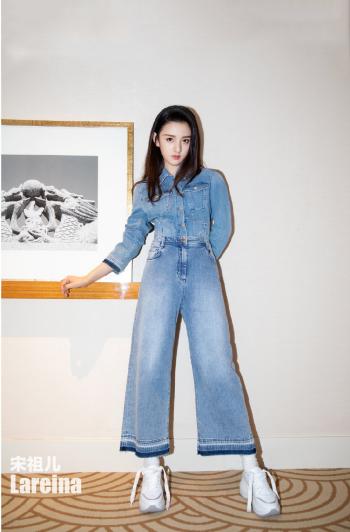 中国北京当代95后女演员小哪吒宋祖儿时尚清新写真桌面壁纸第3张