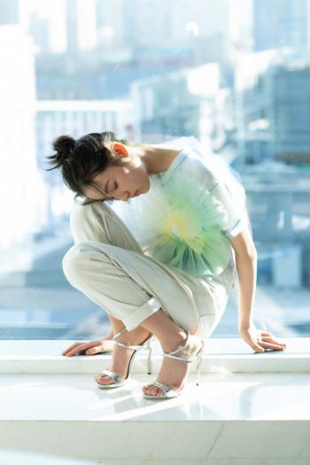 张子枫白色毛衣时尚写真图片第2张