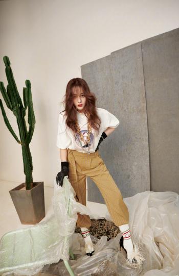 新疆乌鲁木齐美女演员迪丽热巴性感迷人写真桌面壁纸第3张