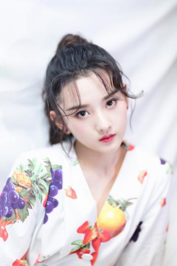 中国北京当代95后女演员宋祖儿清新时尚可爱写真图片桌面壁纸第0张