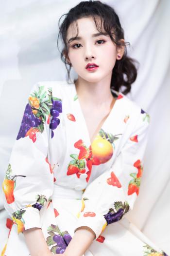 中国北京当代95后女演员宋祖儿清新时尚可爱写真图片桌面壁纸第2张