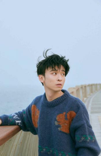 高清中国大陆北京影视演员董子健文艺帅气户外写真图片第2张