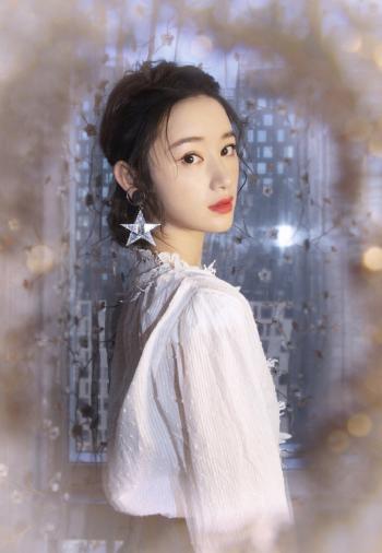中国内地上海市长宁影视女演员郭晓婷格子裙清新甜美写真图片第3张