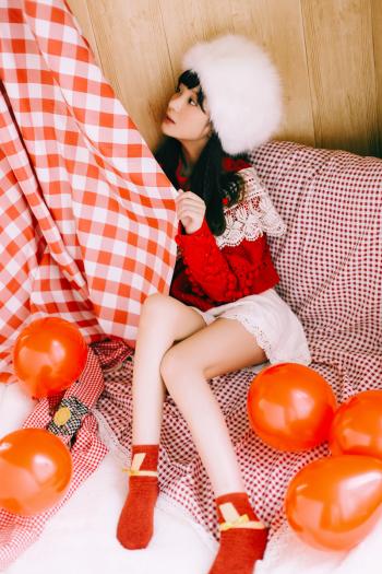 中国内地上海市长宁影视女演员郭晓婷格子裙清新甜美写真图片第3张