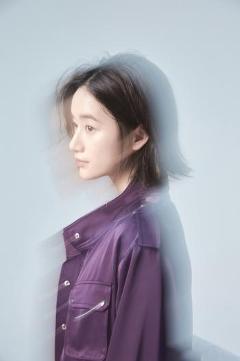 中国内地上海市长宁影视女演员郭晓婷格子裙清新甜美写真图片第2张