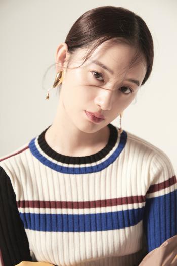 中国内地上海市长宁影视女演员郭晓婷格子裙清新甜美写真图片第0张