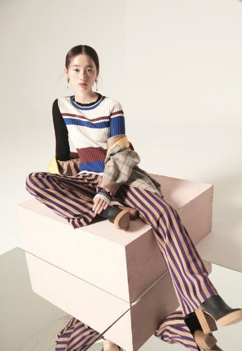 中国内地上海市长宁影视女演员郭晓婷格子裙清新甜美写真图片第2张
