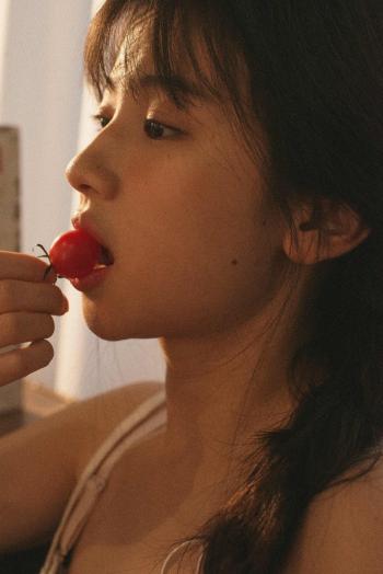 高清中国内地辽宁省沈阳女演员秦岚优雅妩媚写真桌面壁纸第3张