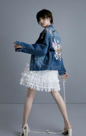 中国北京当代95后女演员宋祖儿清新时尚可爱写真图片桌面壁纸第0张