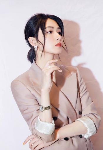 万茜OL装扮干练性感杂志写真图片第4张
