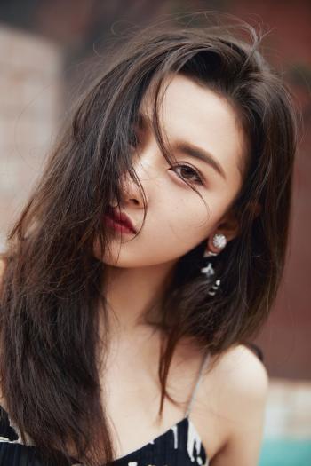 中国北京当代95后女演员宋祖儿民族风高清桌面壁纸第3张