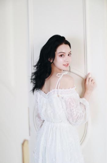 高清女星李诗颖白衫活力写真图片第4张
