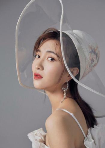 中国内地辽宁女节目主持人、演员包文婧时尚写真图片桌面壁纸第1张
