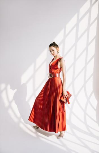 新疆乌鲁木齐美女演员迪丽热巴最新杂志写真图片第1张