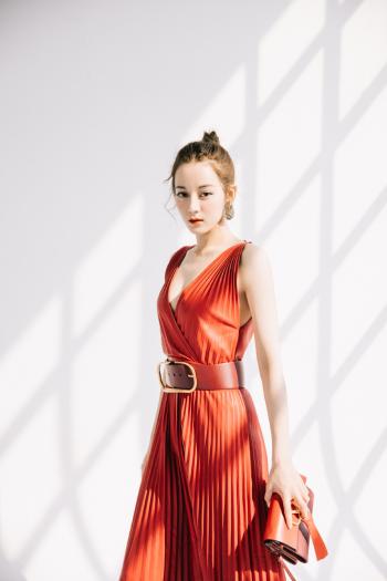 新疆乌鲁木齐美女演员迪丽热巴最新杂志写真图片第2张