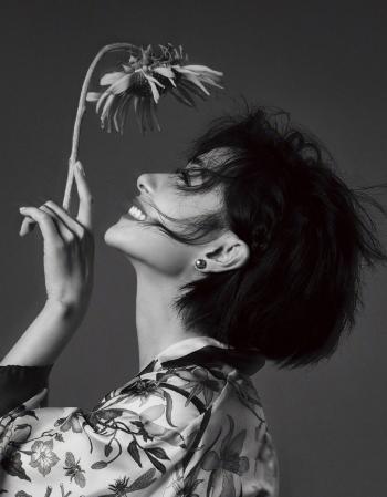 万茜OL装扮干练性感杂志写真图片第3张
