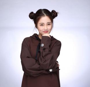高清张可盈露肩裙性感写真图片第2张