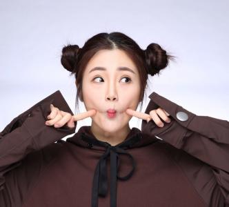 高清张可盈露肩裙性感写真图片第4张