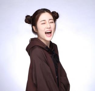 高清张可盈露肩裙性感写真图片第5张