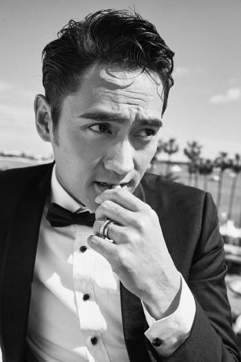 武汉男明显袁弘帅气黑白写真高清桌面壁纸第4张