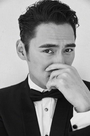 武汉男明显袁弘帅气黑白写真高清桌面壁纸第6张