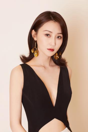 中国内地辽宁省大连女演员林鹏休闲率性时尚街拍图片第0张