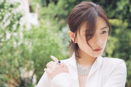 万茜OL装扮干练性感杂志写真图片第3张