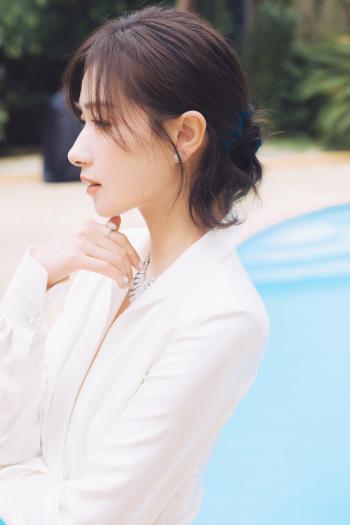 万茜OL装扮干练性感杂志写真图片第4张