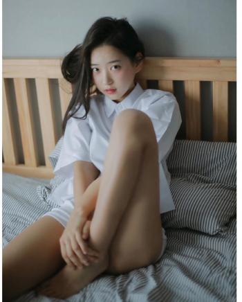 短发美女性感露脐装私房写真图片第2张