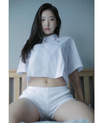 短发美女性感露脐装私房写真图片第3张