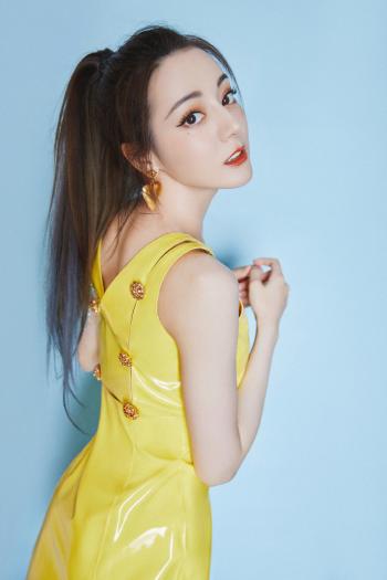 新疆乌鲁木齐美女演员迪丽热巴性感抹胸裙写真桌面壁纸第0张