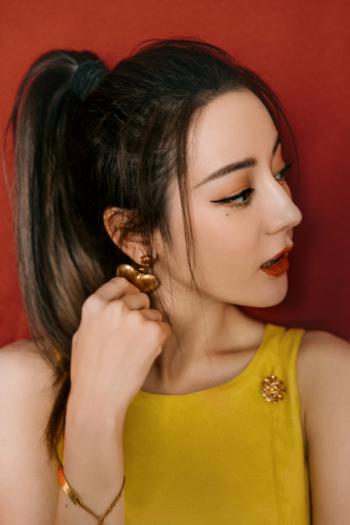 新疆乌鲁木齐美女演员迪丽热巴性感抹胸裙写真桌面壁纸第2张
