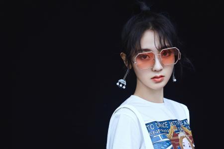 高清中国内地北京朝阳女演员邢菲妩媚动人写真桌面壁纸第1张