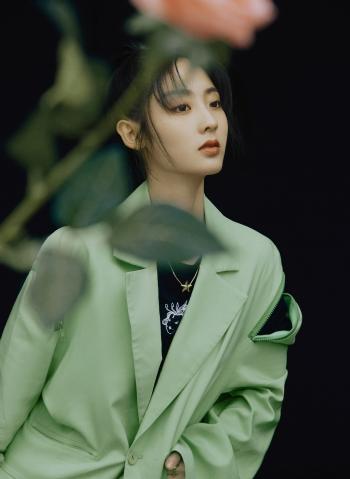 高清中国内地北京朝阳女演员邢菲妩媚动人写真桌面壁纸第2张