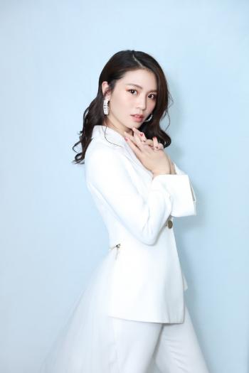 黄英图片 _ 第(1)张