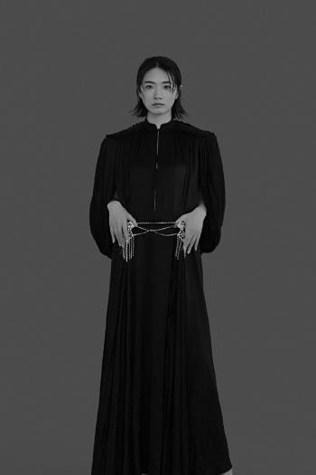 万茜黑白公路大片写真图片第3张