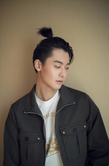 赵志伟条纹衬衫帅气街拍图片第5张