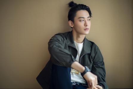 赵志伟条纹衬衫帅气街拍图片第6张
