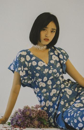 李沁清新淡雅时尚杂志写真大片第0张
