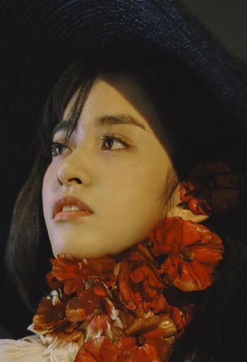 李沁清新淡雅时尚杂志写真大片第2张